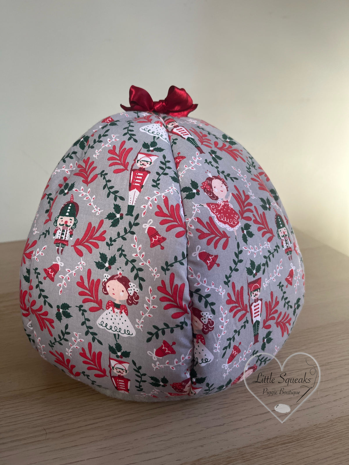 Christmas Cosy Pod - Guinea Pig Bed/Hide (Nutcracker-Silver)
