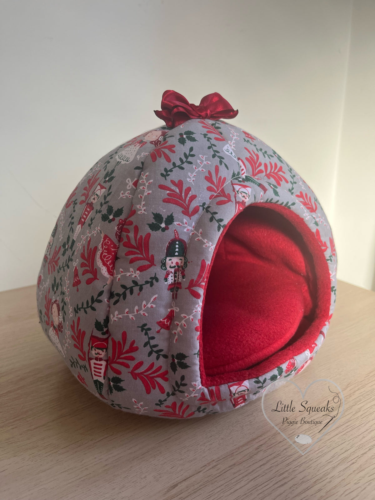 Christmas Cosy Pod - Guinea Pig Bed/Hide (Nutcracker-Silver)