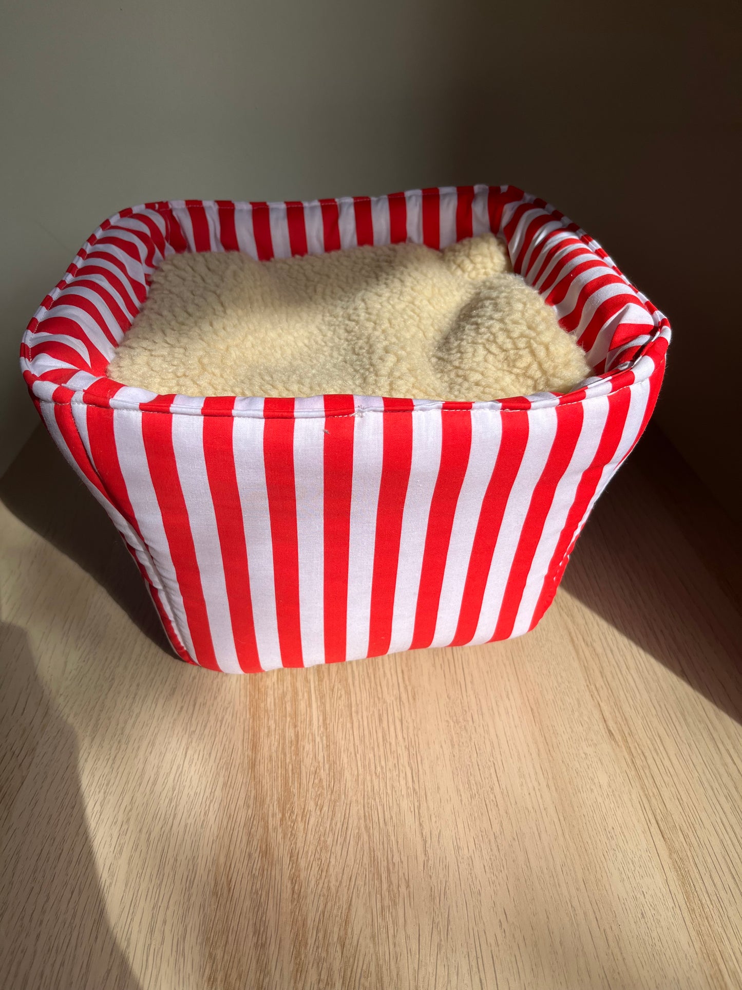 Popcorn Bucket - Cosy Guinea Pig Bed/Hide