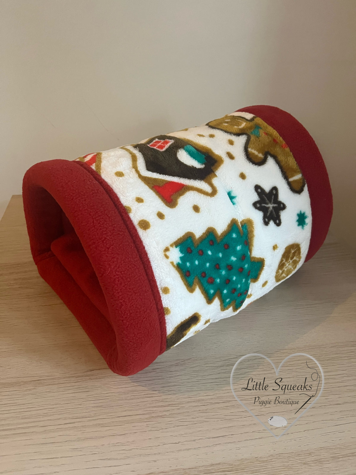 Christmas Cuddle Tunnel with Pee Pad - Guinea Pig Bed/Hide (White Christmas)