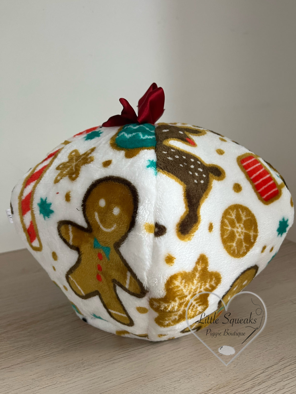 Christmas Cosy Pod - Guinea Pig Bed/Hide (White Christmas)
