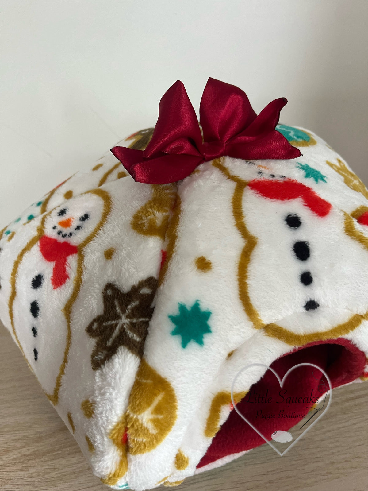 Christmas Cosy Pod - Guinea Pig Bed/Hide (White Christmas)