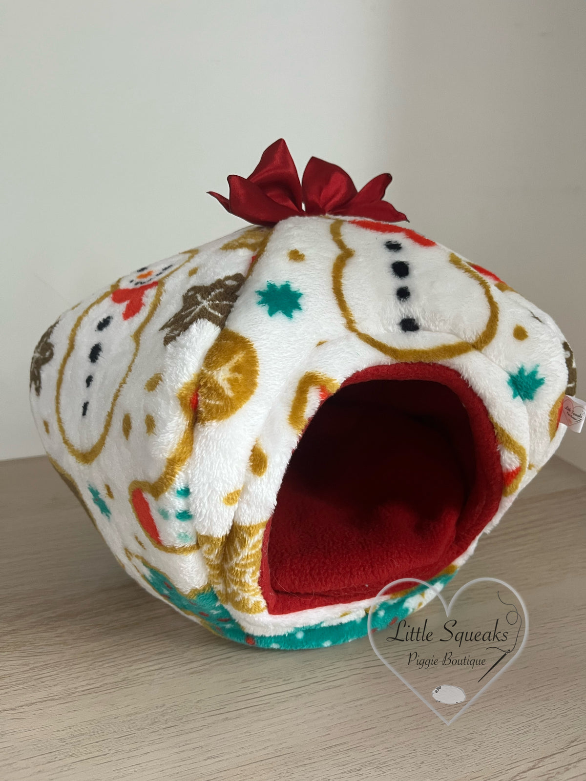 Christmas Cosy Pod - Guinea Pig Bed/Hide (White Christmas)