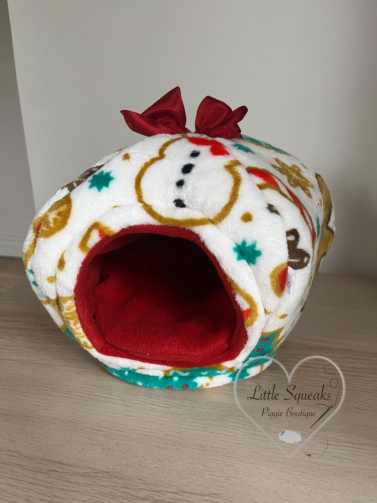 Christmas Cosy Pod - Guinea Pig Bed/Hide (White Christmas)