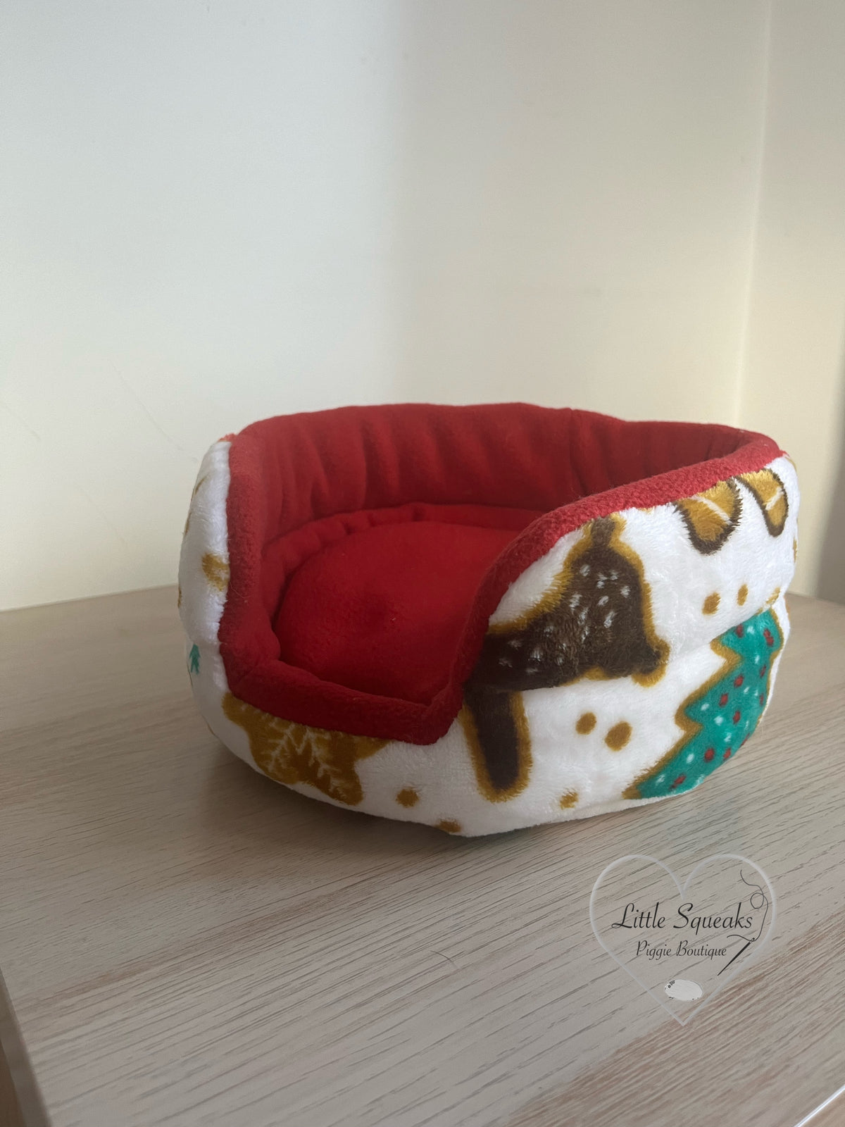 Christmas Cuddle Cup - Guinea Pig Bed/Hide (White Christmas)