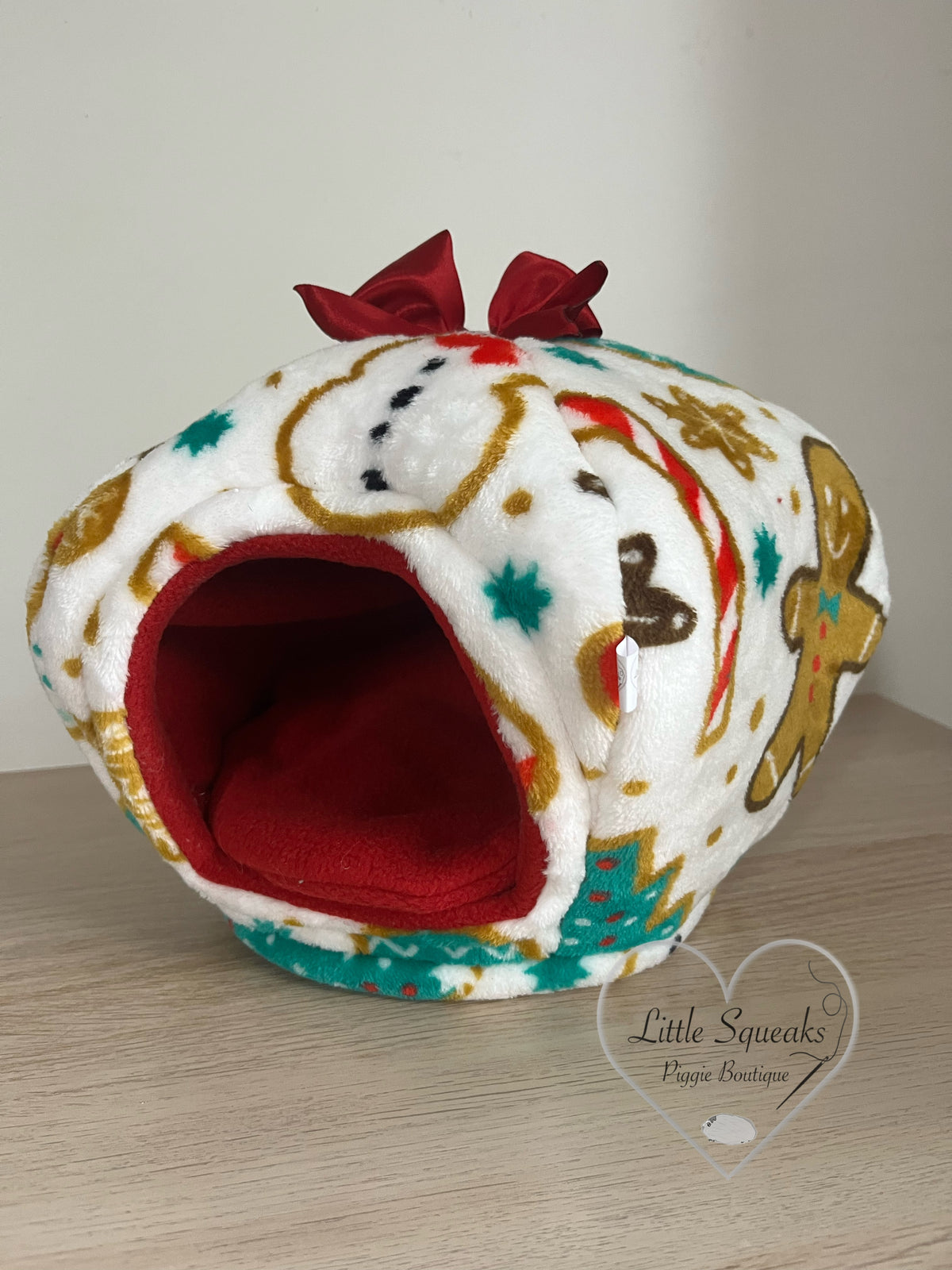 Christmas Cosy Pod - Guinea Pig Bed/Hide (White Christmas)