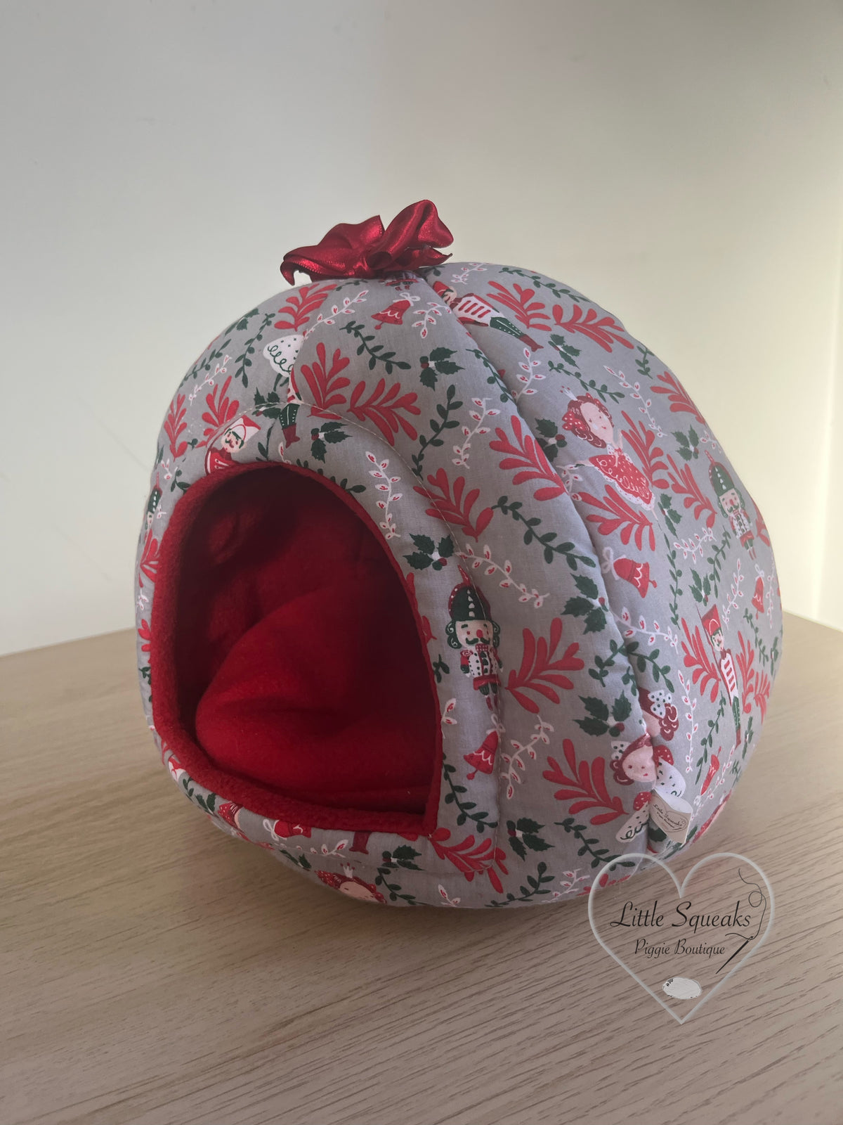 Christmas Cosy Pod - Guinea Pig Bed/Hide (Nutcracker-Silver)